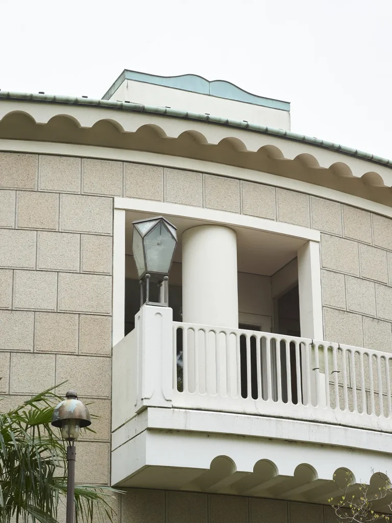 意匠本の形の屋根飾り