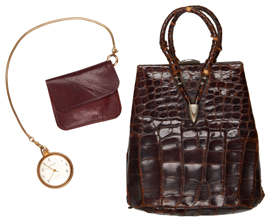 愛用のバッグと鎖時計＝複製を禁ず